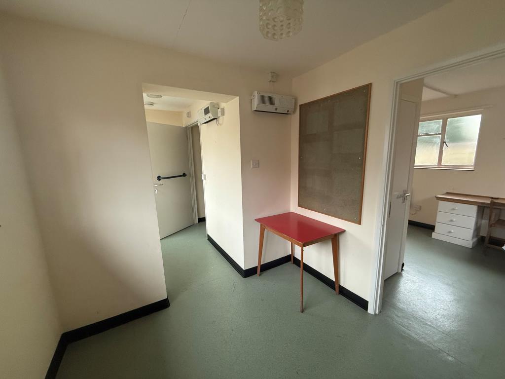 Lot: 76 - FORMER DOCTORS SURGERY WITH POTENTIAL - Waiting room